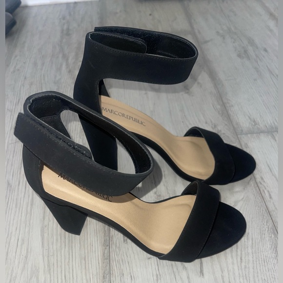 Women’s Black Heels - Picture 1 of 4